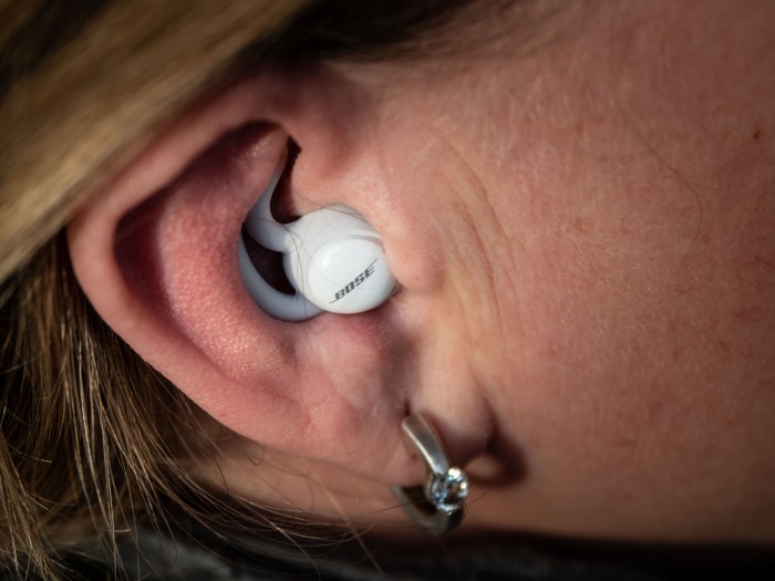 Die Sleepbuds sind deutlich kleiner als herkömmliche Bluetooth-Ohrhörer und sitzen gut im Ohr. (Bild: Martin Wolf/Golem.de)
